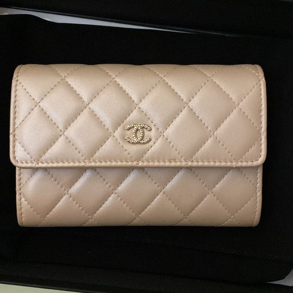 Rare Chanel pearl wallet on chain ✨ - Picture 2 of 12